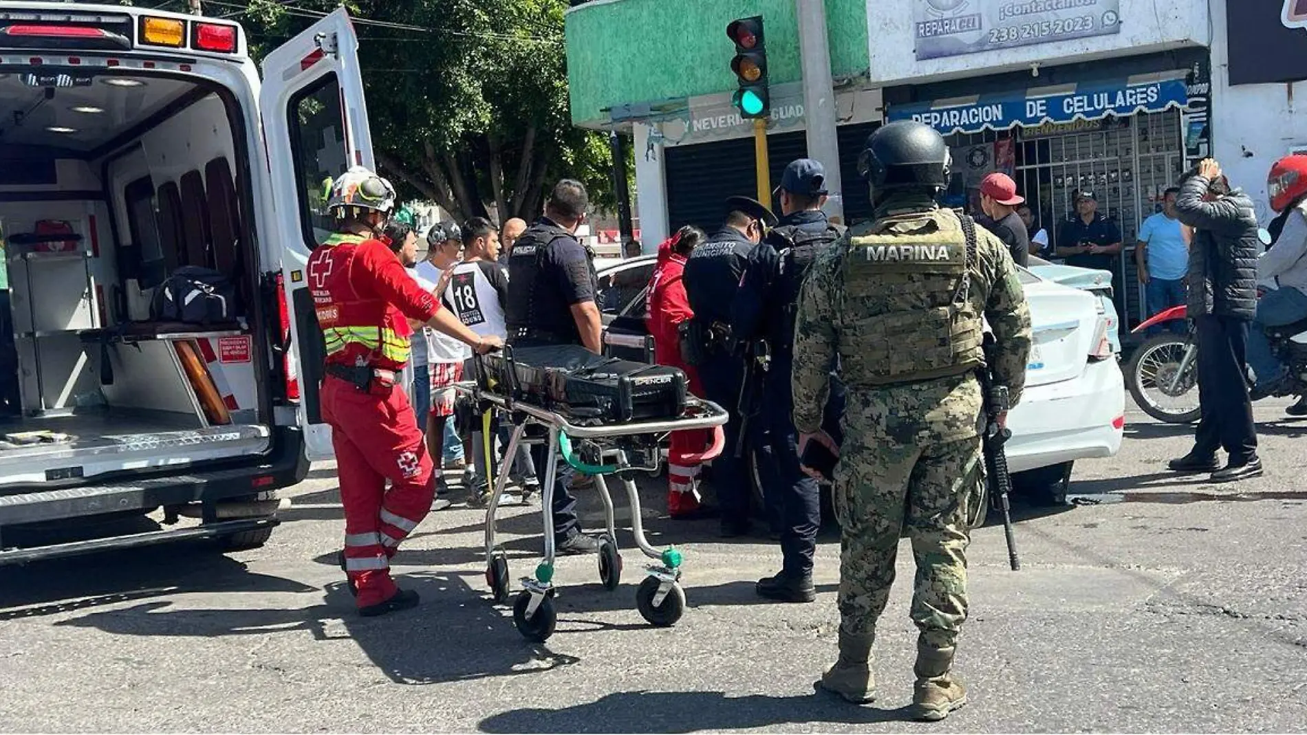 Chofer se pasa el alto, choca y deja dos lesionados en Tehuacán